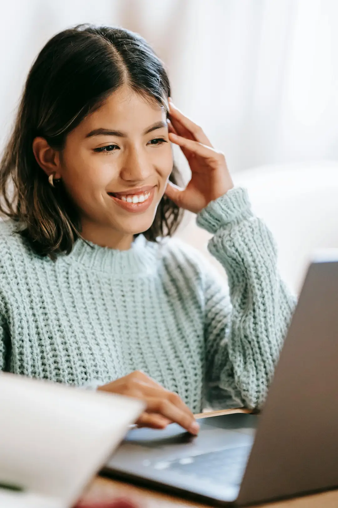 Studentin recherchiert für ihre wissenschaftliche Arbeit