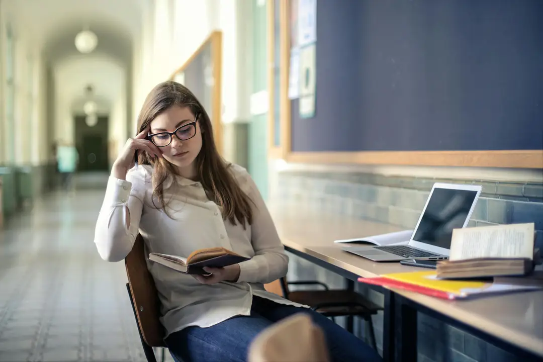 Student schreibt an seiner Bachelorarbeit in der Schweiz