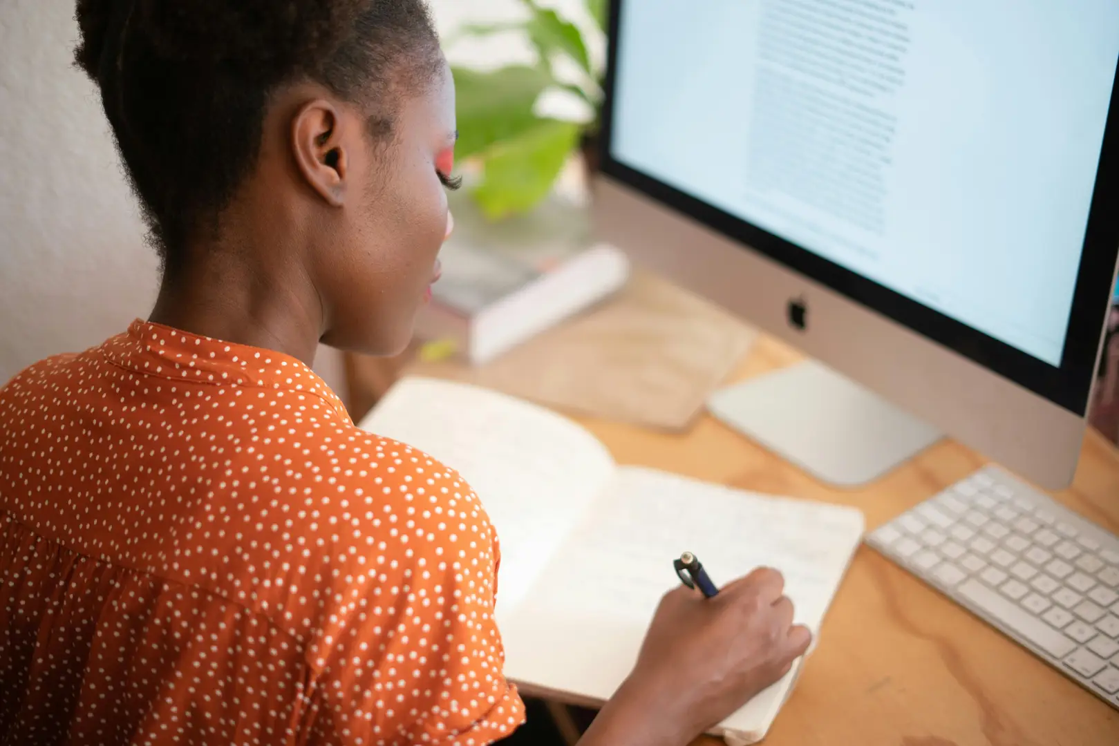Ghostwriter berät eine Studentin am Laptop